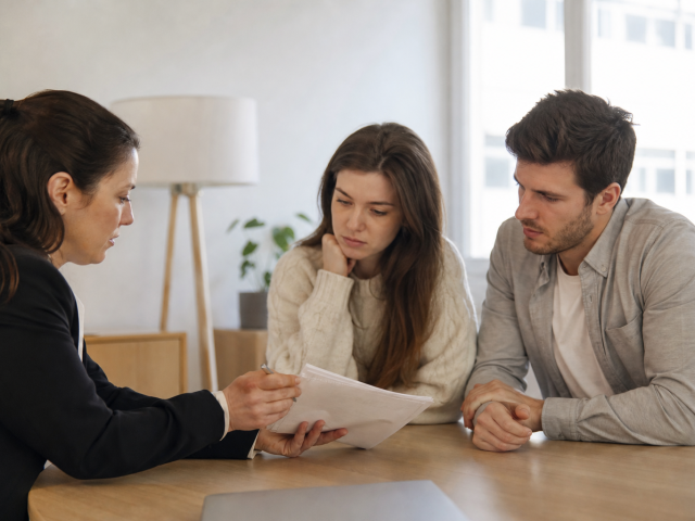 Conseillère expliquant des documents à un couple